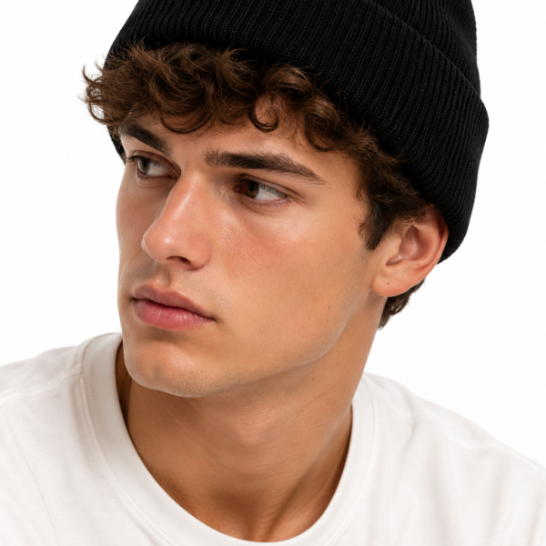 Zwarte Heren Muts – Of je nu gaat voor sportief, stoer of casual: deze zwarte wintermuts voor heren is een veelzijdige must-have die bij vrijwel iedere outfit past. Gebreide met Brede Omslag, stijlvolle en warme zwarte heren muts? Stoere, gebreide muts