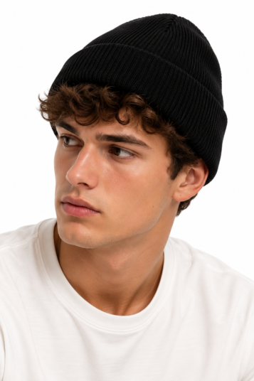 Zwarte Heren Muts – Of je nu gaat voor sportief, stoer of casual: deze zwarte wintermuts voor heren is een veelzijdige must-have die bij vrijwel iedere outfit past. Gebreide met Brede Omslag, stijlvolle en warme zwarte heren muts? Stoere, gebreide muts